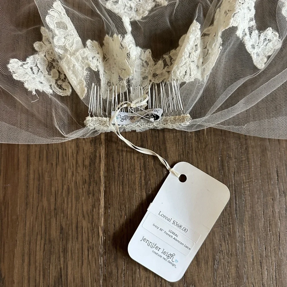 Jennifer Leigh L’Oréal Ivory 50” French Alencon Lace Veil